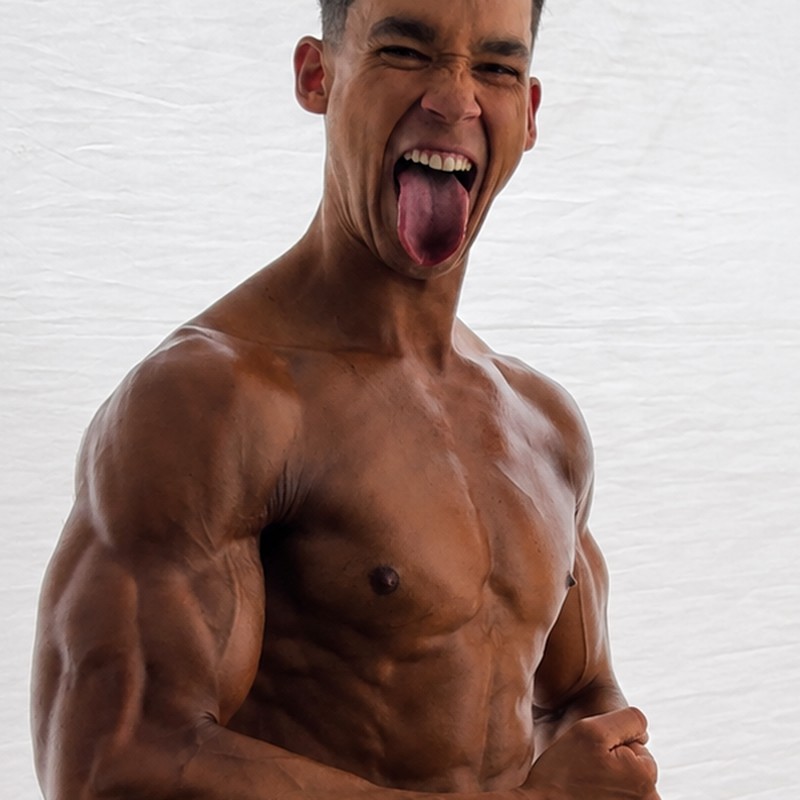 Nicolás, Chetezz